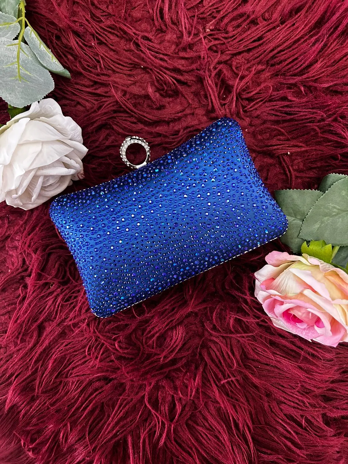 Ring head clutch bag